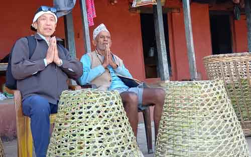 ネパールの街道、砂埃とオイルに煤けた修理工場で