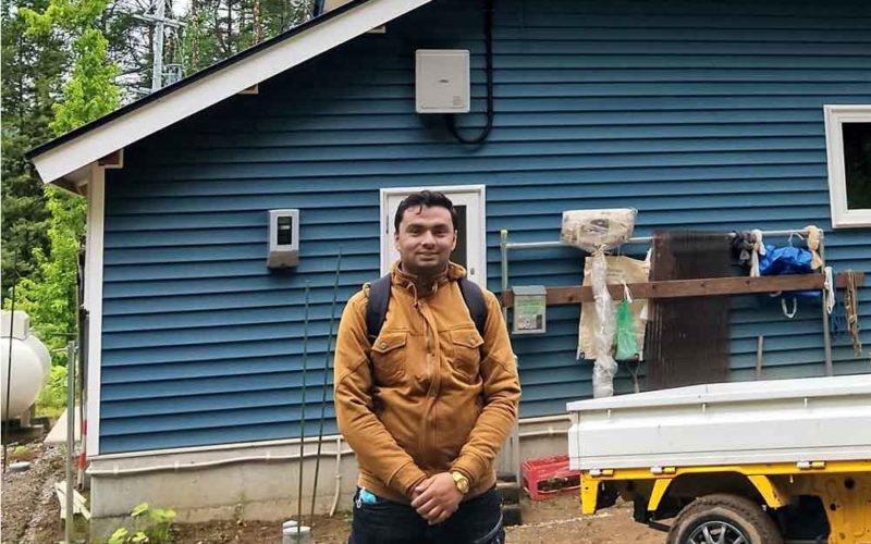 喧噪と砂ぼこりの中で、手を振っていた彼